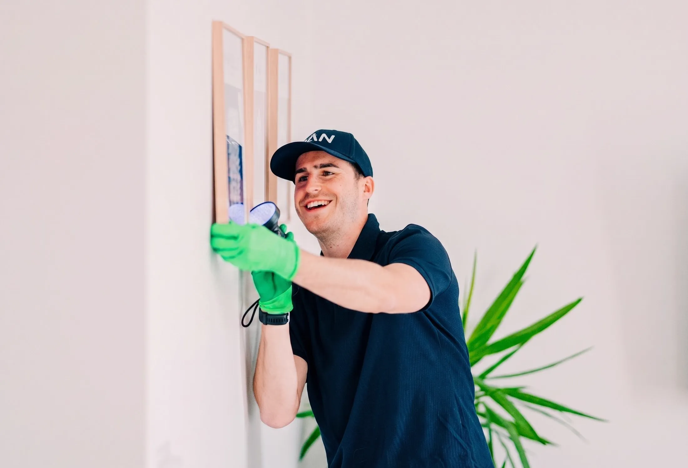 Technicien DAN inspectant un mur à la lampe UV